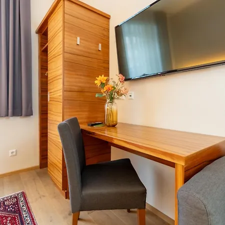 Jedermann Boutiquehotel Mit Stadtgarten Szálloda 3*